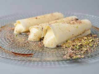 Canelones De Chocolate Blanco, Rellenos De Espuma De Natilla