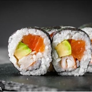 Futomaki salmon 10 piezas