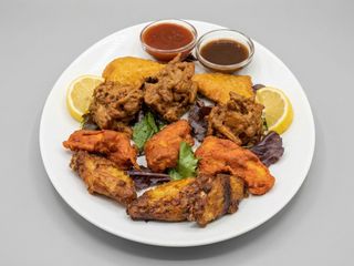Special Mix Pakora Plate and Sauce