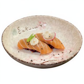 77. Nigiri Negro De Salmón (4 pzs.)