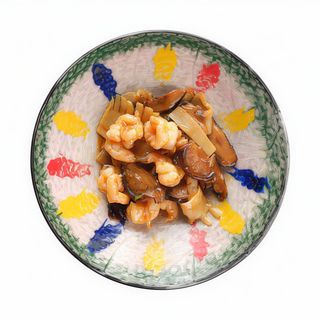 Gambas con bambú y hongos