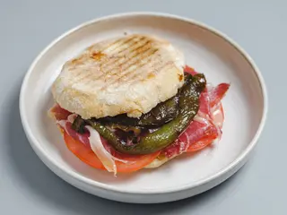 Mollete Paleta Ibérica Y Láminas De Tomate