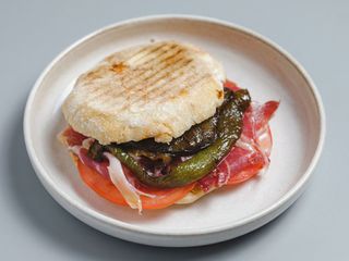 Mollete Paleta Ibérica Y Láminas De Tomate