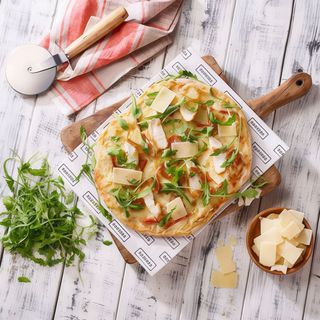 Pinsa de César & Lascas de Parmesano