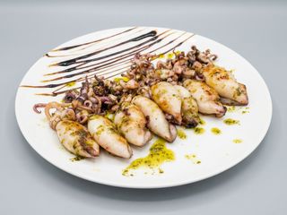 Txipirones A La Plancha Con Salsa De La Casa (Ración)