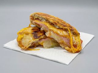 Tostada Dominicana De Salami