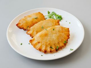 Empanadas Dominicanas Especiales De Vegetal Y Queso (1 Ud.)