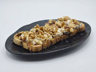 Rebanada De Queso De Cabra, Cebolla Caramelizada, Neces Y Miel