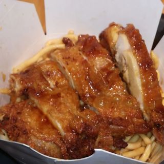 Tallarines Con muslo de pollo