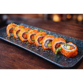 97. Salmón Tobiko Uramaki (8 Uds.)