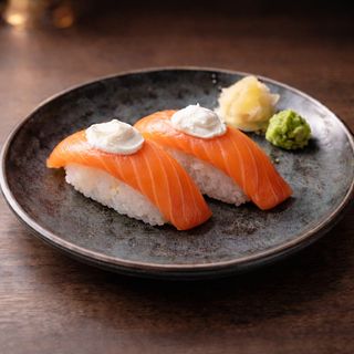 67. Nigiri De Salmón Y Queso (2 Uds.)