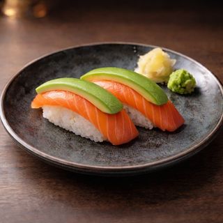 68. Nigiri De Salmón Y Aguacate (2 Uds.)