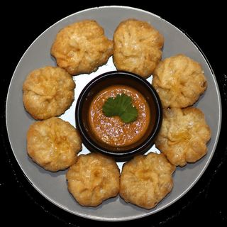 Momo frito de pollo 8 uds