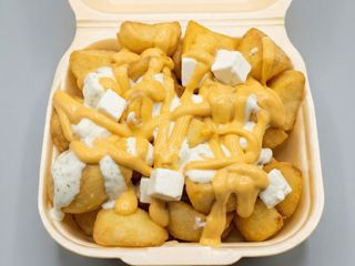 Patatas Bravas con queso