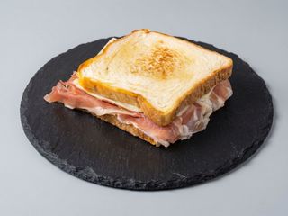 Sándwich 7 (Mixto Serrano) + patatas fritas 