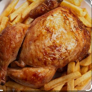 Pollo asado entero con patatas fritas (900g aprox)