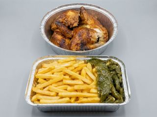 Pollo Asado con Patatas Fritas y Pimientos Verdes