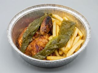 1/2 Pollo Asado con Patatas Fritas y Pimientos Verdes