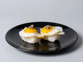 Nigiri de huevo de codorniz con salsa trufa (2 pzs.)