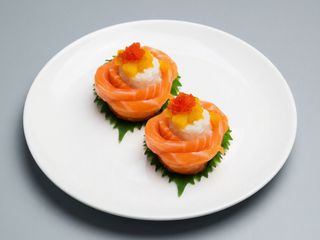 92. Frol De Sashimi De Salmón Roll (2 Pzs.)