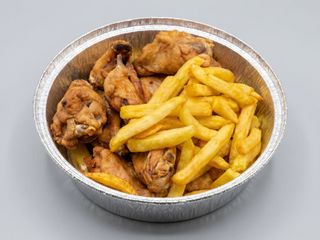 Alitas fritas con patatas