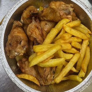 Alitas fritas con patatas