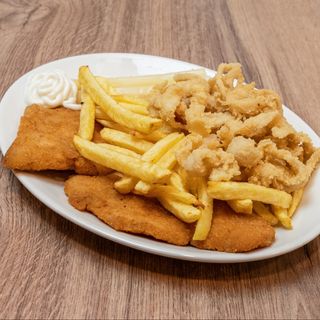 Plato 9: Pechuga de pollo empanada, calamares, espárragos y patatas
