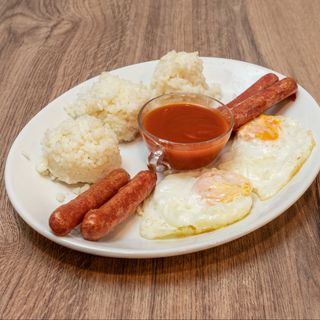 Plato 11: Arroz, huevos, tomate y salchichas