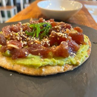 Torta de Inés Rosales con Tartar de atún 