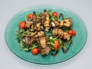 Roll de berenjena y provola