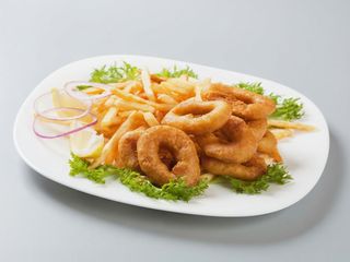 Calamares a la Romana Con Patatas Fritas