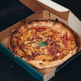 Pizza De La Abuela Con Borde Relleno De Mozzarella