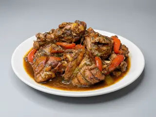 Moro de habichuela con pollo guisado