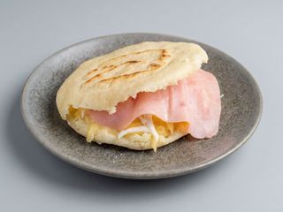 Arepa De Jamón Y Queso