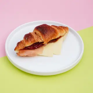 Croissant pernil serrà i formatge