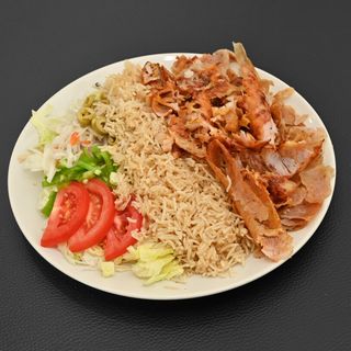 Plato arroz con carne mixta ensalada y lata