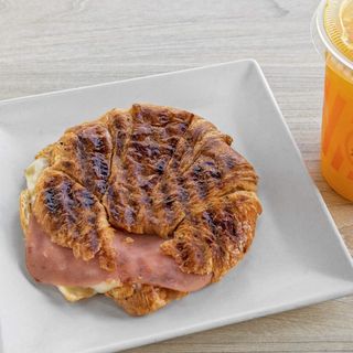Café con leche + Croissant de jamón-queso