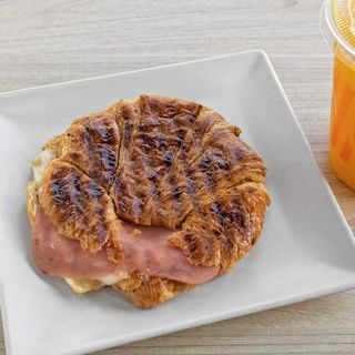 Croissant jamón y queso + Zumo minute maid