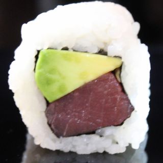 118. Uramaki de atún aguacate (8u)