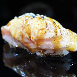 71.Nigiri de salmon flambeado (2u)