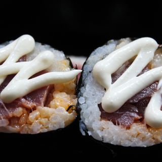 143.Futomaki spicy tuna (5u)
