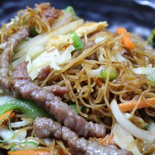 17.Fideos de arroz frito con Ternera