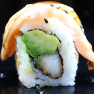 134.Uramaki ebi flambeado (8u)