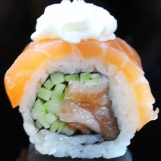 125.Uramaki salmon pepino queso (8u)