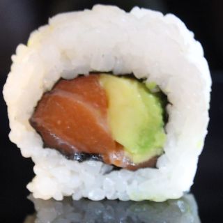 117.Uramaki de salmon aguacate (8u)