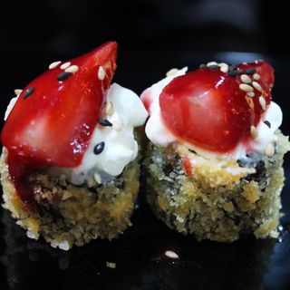 109.Maki frito fresa (4u)