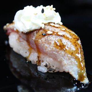 74.Nigiri de atún flambeado (2u)