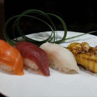 81.Nigiri variado (5u)