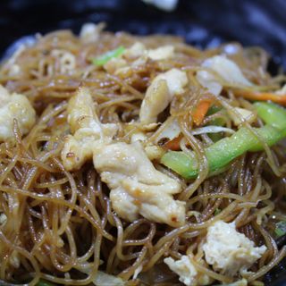 18.Fideos de arroz frito con Pollo