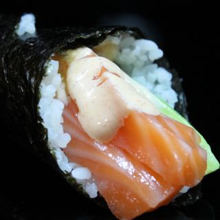 88.Temaki de salmon (1u)